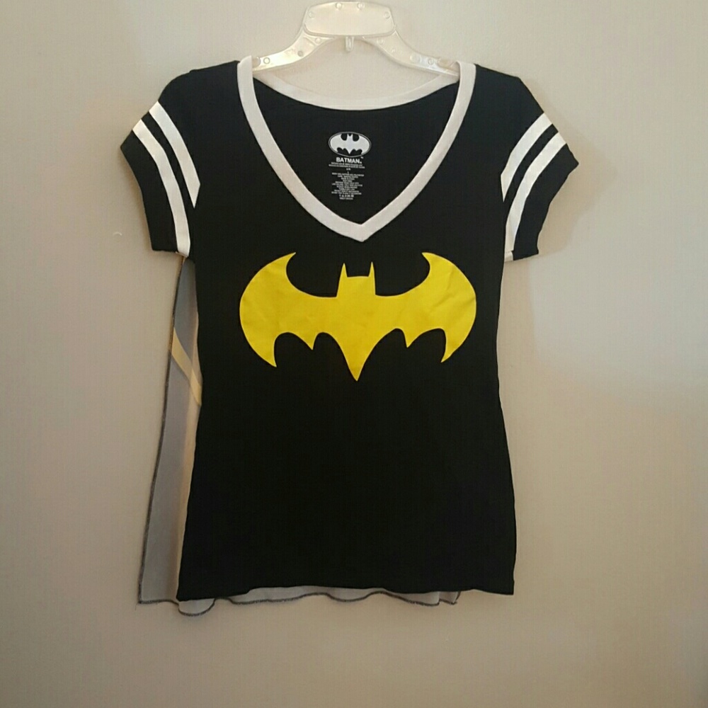 💚CHOOSE 3 FOR $10💚 Batman shirt, removable cape